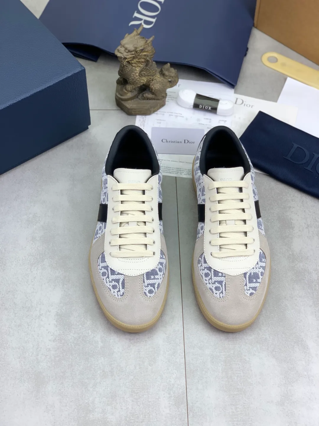 Men's men's shoes 💰P542 New Dior B01 top version of moral training shoes! ! ! White first-layer cowhide, fully oiled upper, original TPU molded outsole. New to the Fall 2025 collection, this sneaker marks the return of Dior’s classic style, reinterpreted in a stylish and elegant silhouette. Crafted from white smooth first-grain cowhide with a tonal silk sheepskin lining, it features the Dior logo on the tongue and inner sides, and a CD icon on the heel. Paired with Tpu anti-slip soles of the same color, it can be matched with various styles to create a sophisticated look.  Code number: 39-45 Complete package with airplane box